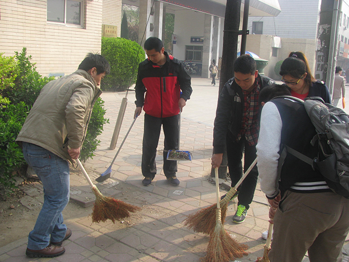 图2 配合扫除学校门口